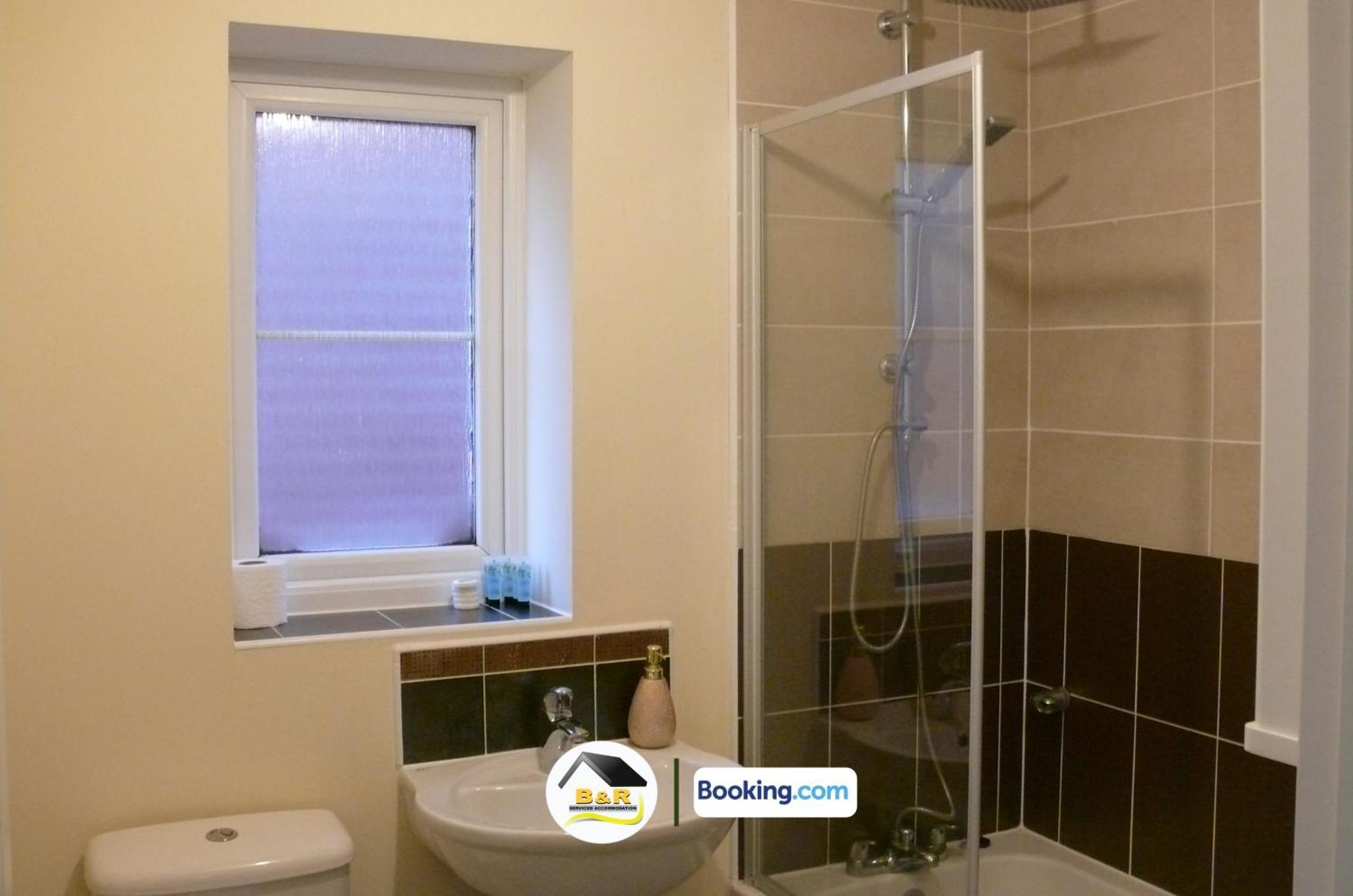 3 Bedroom House By B And R Serviced Accommodation Amesbury With Super Fast Wi-Fi 145Mbps المظهر الخارجي الصورة